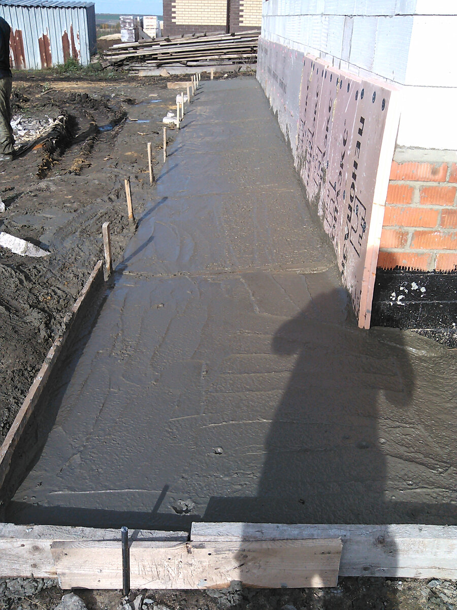 Видно, что есть бетон за пределами отмостки, но никто не думал, что там столько бетона. @ Горбунов Сергей