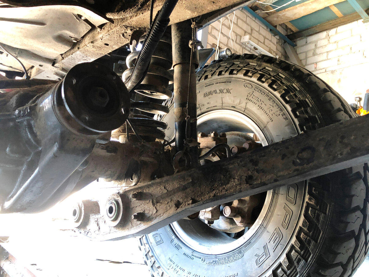 Клюшки висели на подвязках, что значительно облегчило и ускорило работы. 