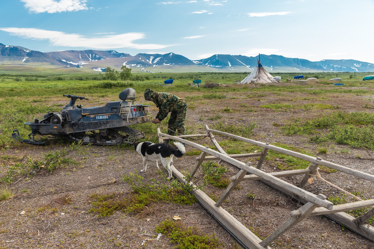 Иногда Валерий навещает соседа, чум которого стоит в нескольких километрах