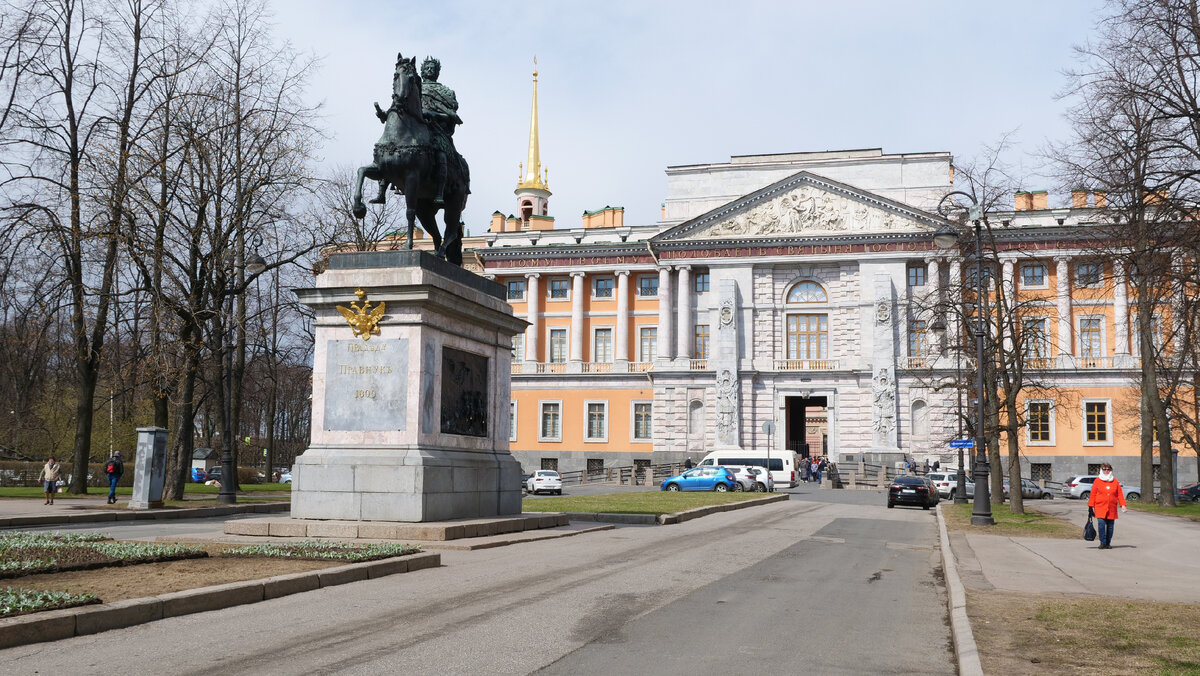 ГЛавный фасад замка вместе с памятником Петру 1 