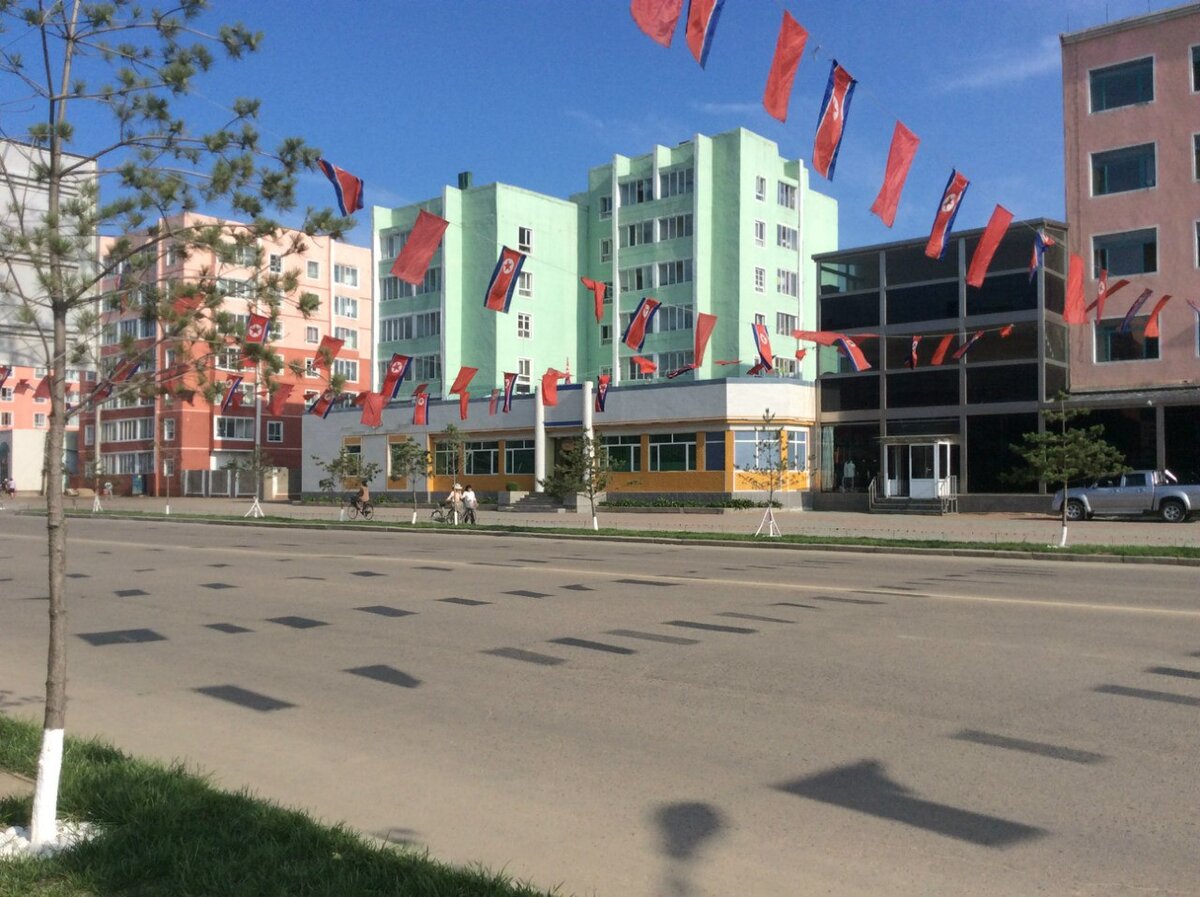 Город Расон КНДР. Жилые дома с магазинами. Источник: личный архив автора