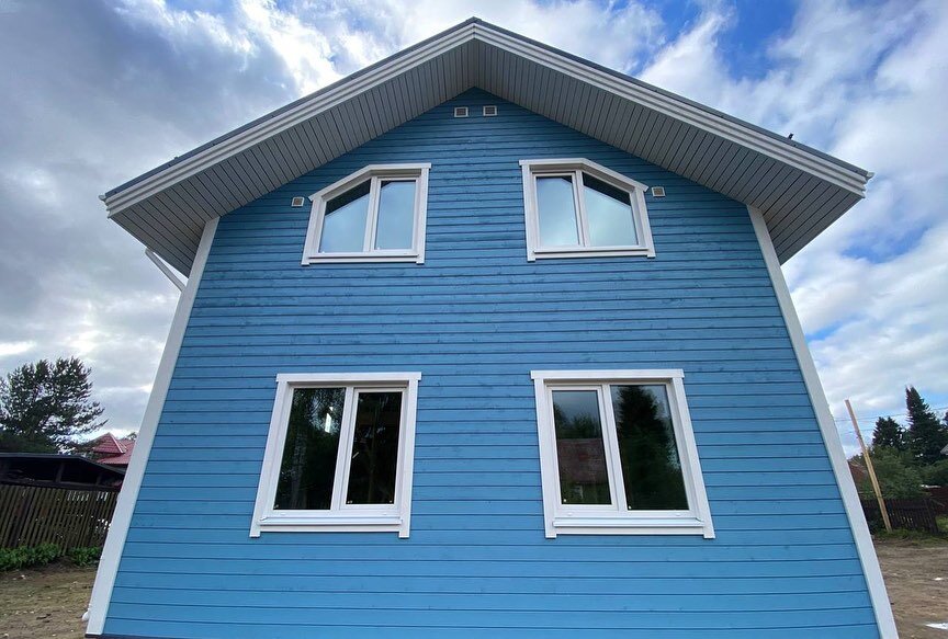 Фасадная отделка дома и много окон