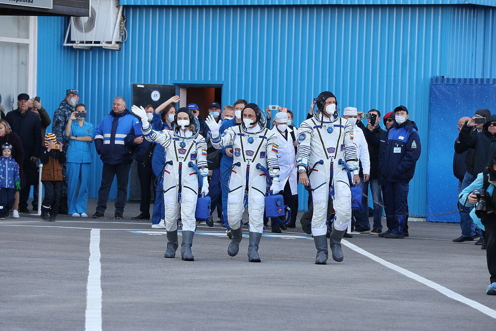 "Киношные" космонавты России.                       фото: картинки яндекса. 