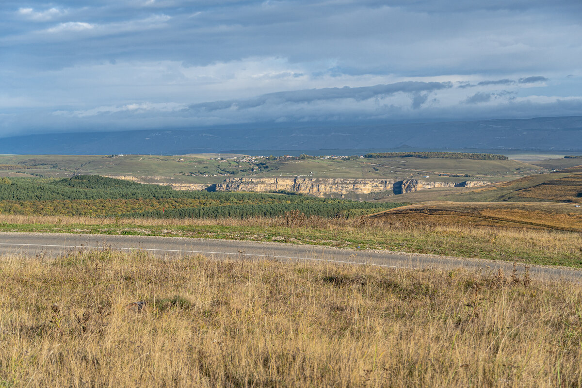 1. Вид на северо-запад. Хорошо заметны скальные обрывы левого борта Берёзовскго ущелья, которые я наблюдал вблизи через трое суток, в последний полный день пребывания в Кисловодске. Выше центра кадра посёлок Элькуш.
