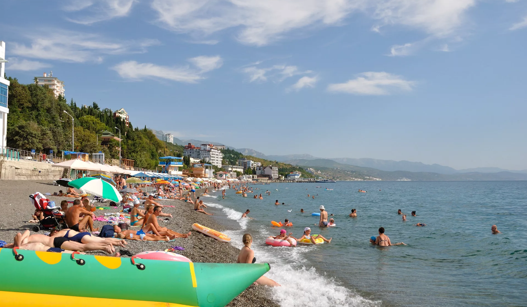 Пляж в Алуште. Источник Яндекс картинки