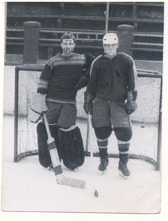 До назначения  тренером Валерий Постников (слева) был вратарём "Металлурга"