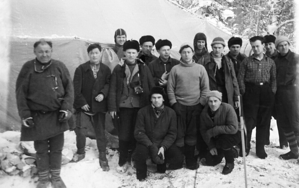 Первые группы поисковиков. Март 1959. Аксельрод - в центре в свитере. Из открытых источников