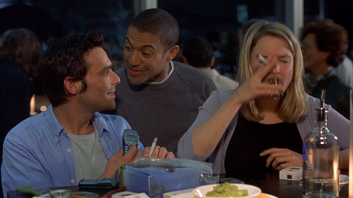 Бриджит Джонс демонстрирует неплохую технику: выпитый стопарик она не закусывает, а ЗАКУРИВАЕТ!