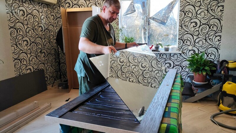 Перед нанесением силикона дверь обезжирил уайт-спиритом