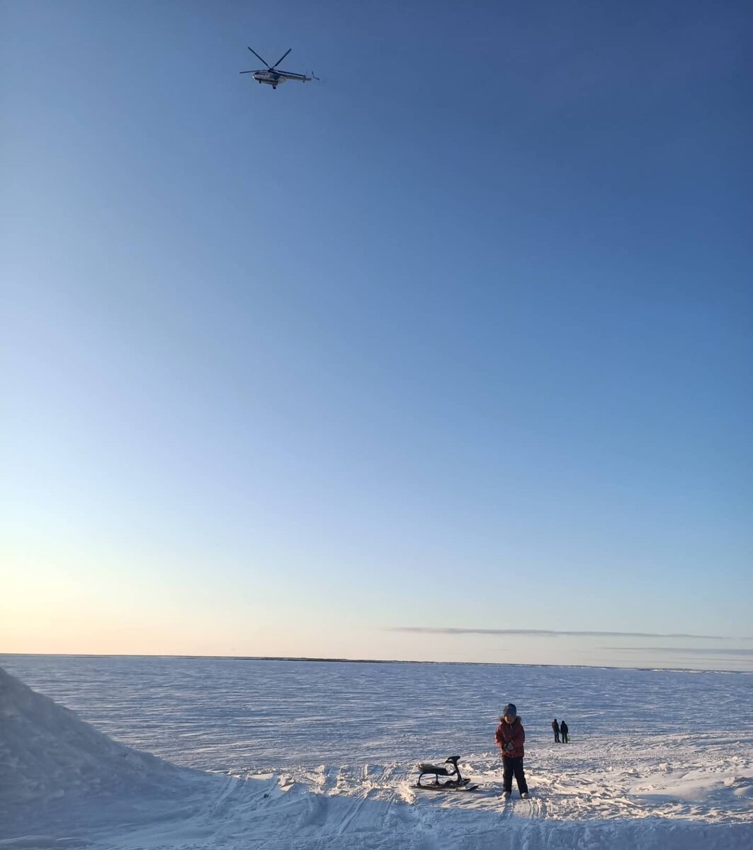 Вертолет и тундра.