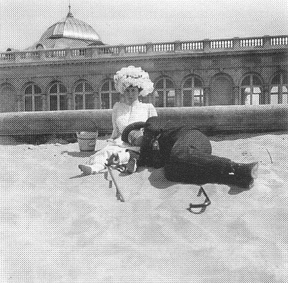 Матильда Кшесинская и великий князь Андрей Владимирович на пляже у моря в Остенде. 1908 год