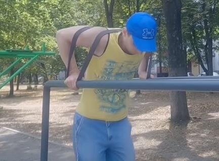 Крепление резины для усложнения отжиманий 