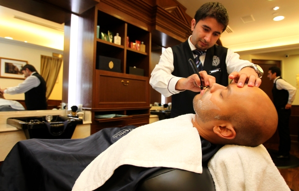 Барбер тщательно выбривает каждый сантиметр вашей щитины