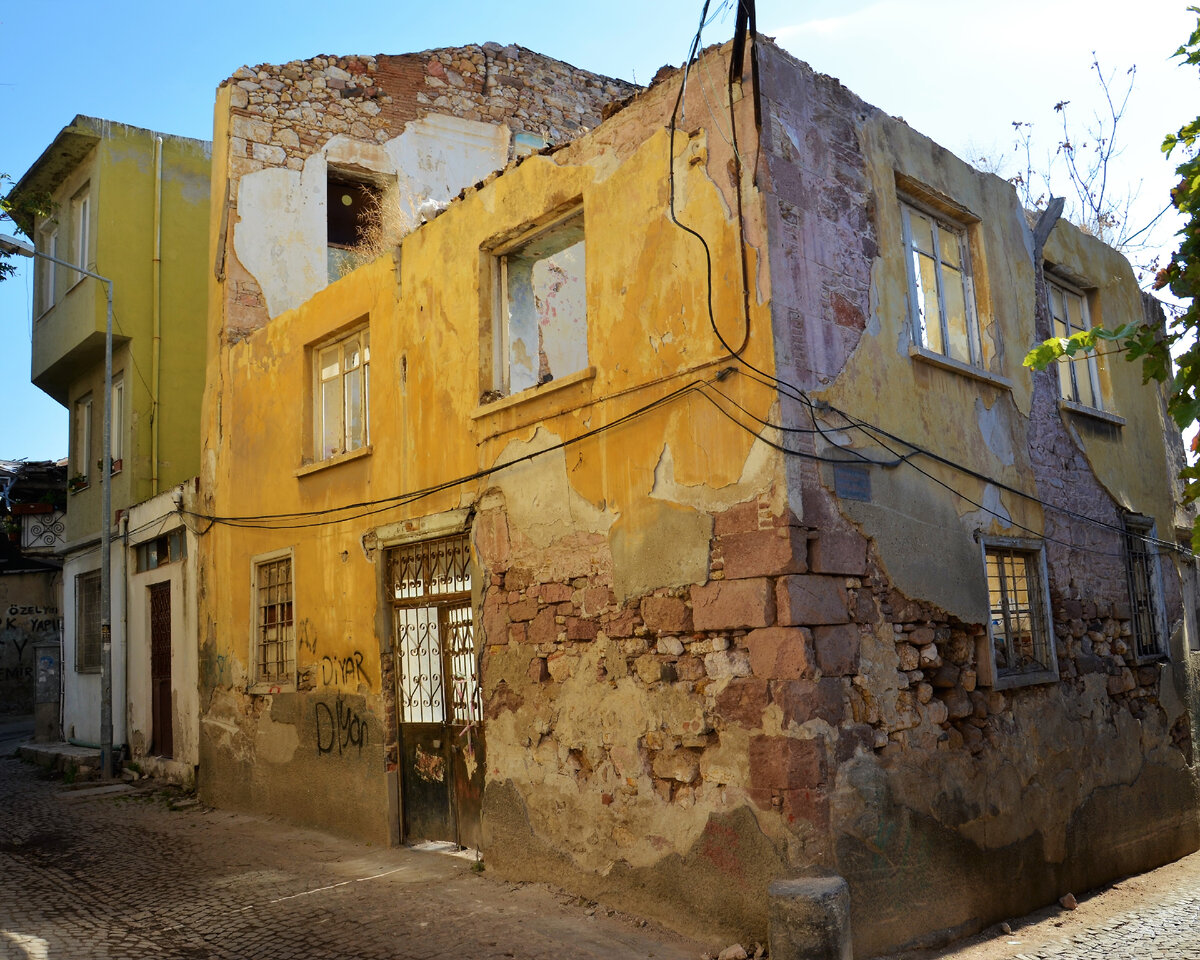 Заброшенный дом в Айвалыке. Фото автора.