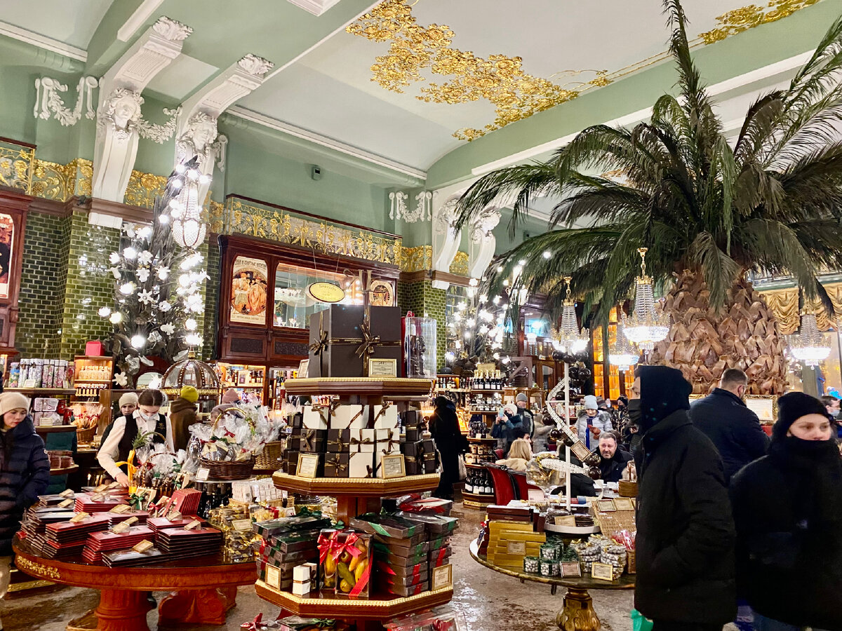 Фото автора. Магазин Купцов Елисеевых в Петербурге. Глаза разбегаются от множества красивых деталей.