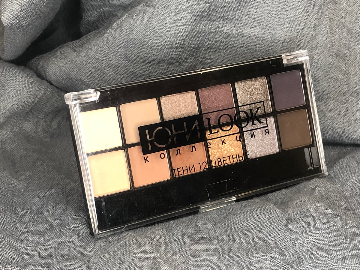 В комплекте ещё шла двусторонняя кисточка-спонж.