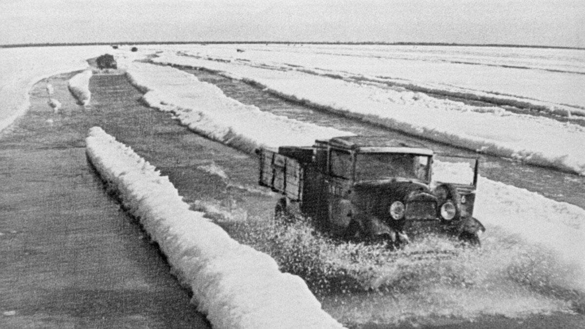 Но ездили и по более тонкому льду, как иначе... С открытой дверью, чтобы шофер успел спастись, когда грузовик пойдет на дно