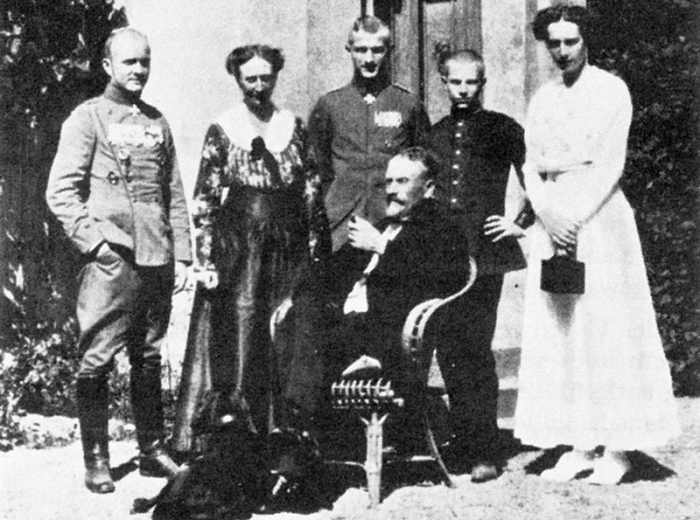 Семья фон Рихтгофенов: отец Альбрехт сидит в центре. Слева направо: Манфред, мать Кунигунде и братья и сестры Лотар, Болко и Ильза.