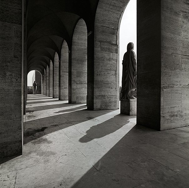 Дворец римской цивилизации, Рим.  Архитекторы Э. ла Падула, Д. Гуеррини, М. Романо