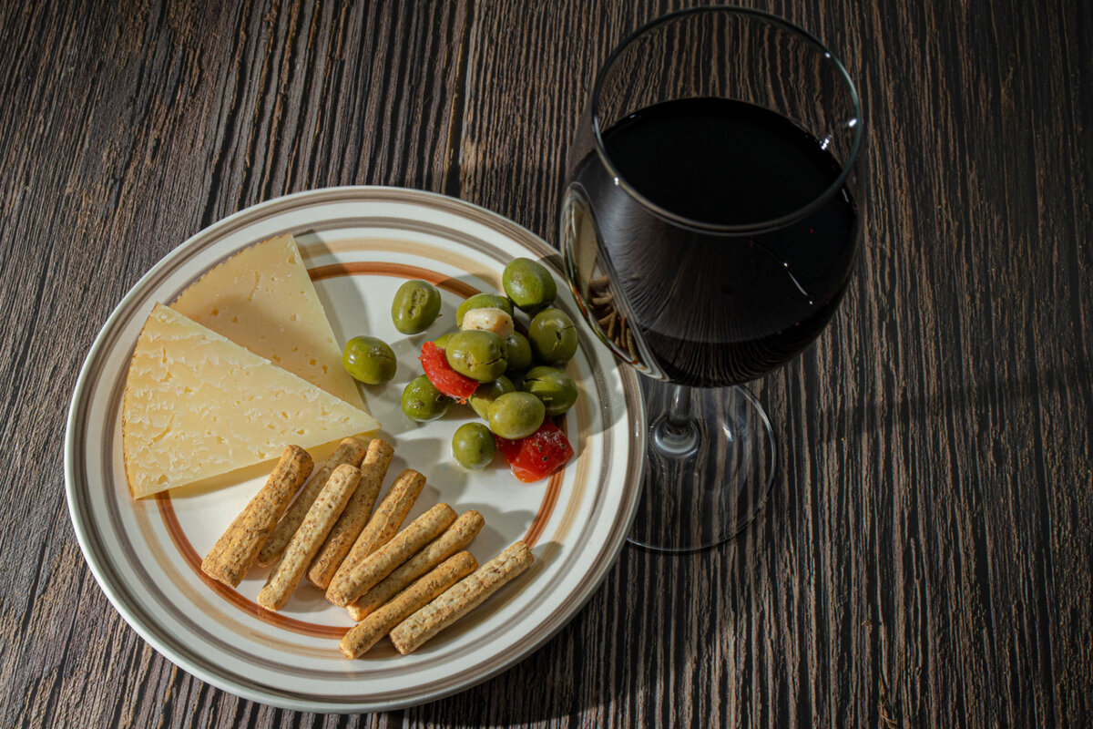Сырная тарелка и красное вино 