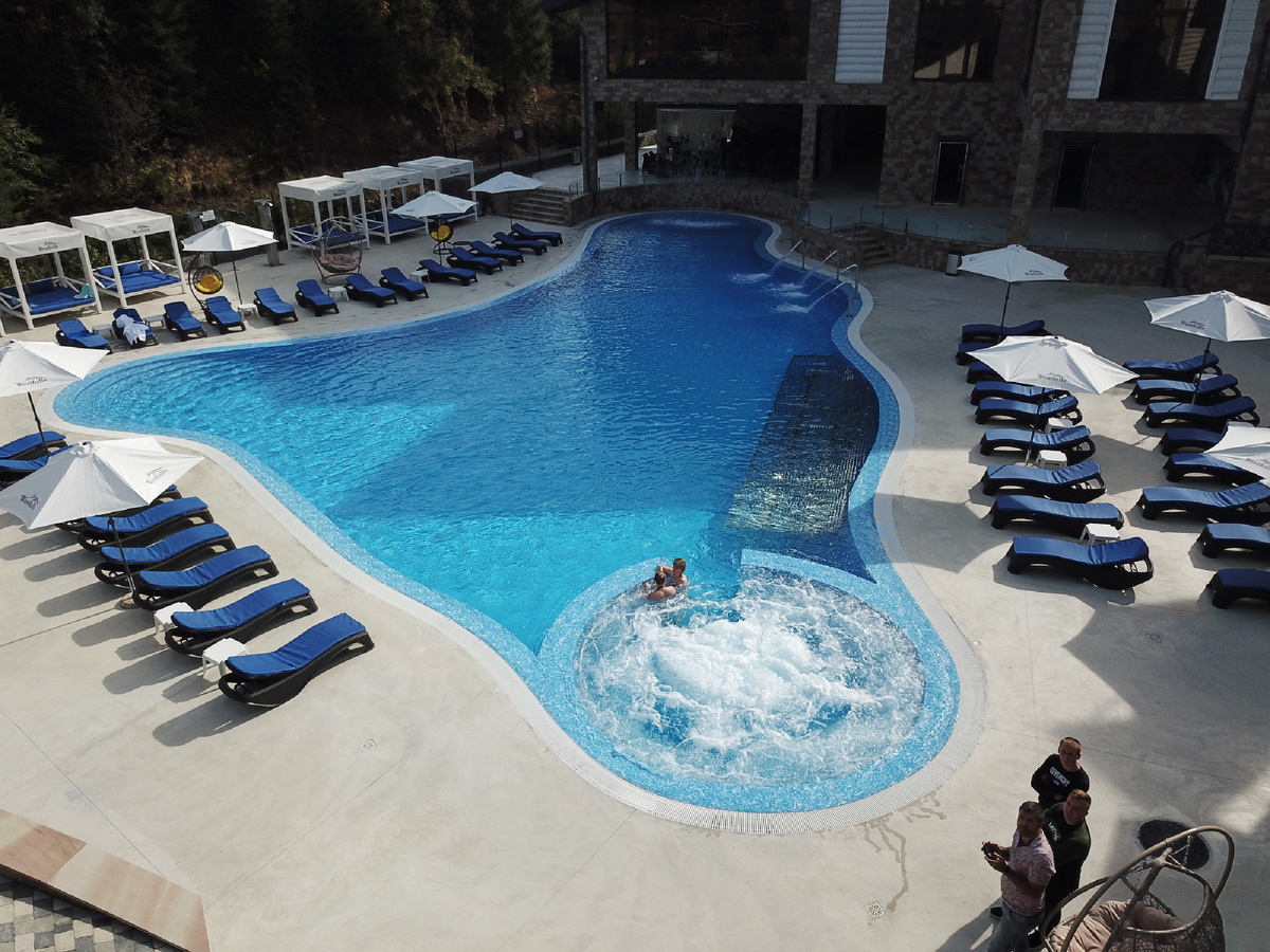 Аэромассажные гейзеры в уличном бассейне