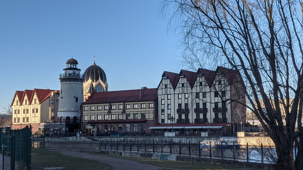 Вид на Рыбную деревню - один из самых узнаваемых символов города. На заднем фоне купол Новой Синагоги