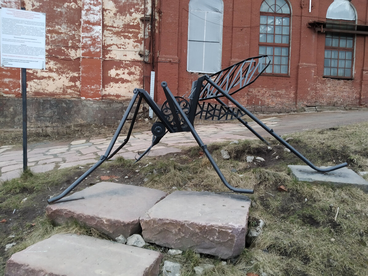 Год назад, тоже было холодно, музей под открытым небом, вот уж не хотела бы встретиться с таким комариком)))