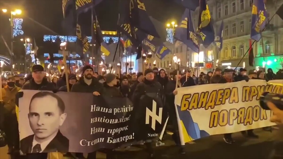 Марш нацистов в Киеве .факельное шествие