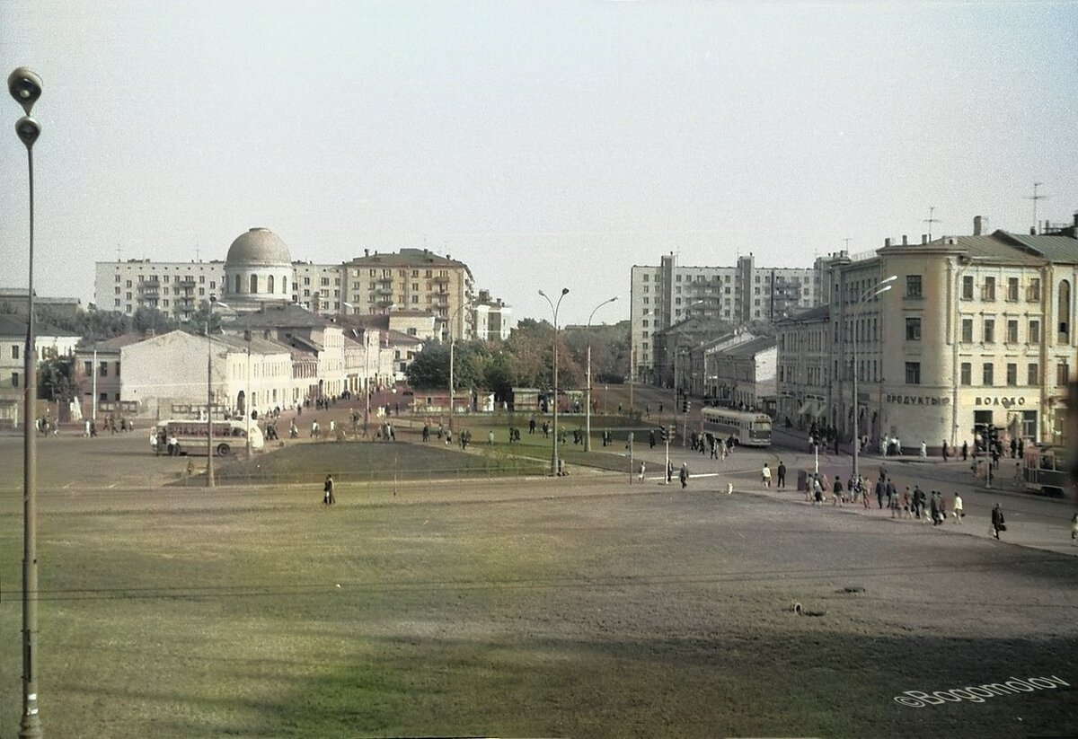 Вид на площадь Павелецкого вокзала и 1-й Зацепский проезд, 1971г. направление съемки юг, автор снимка Богомолов А.С.