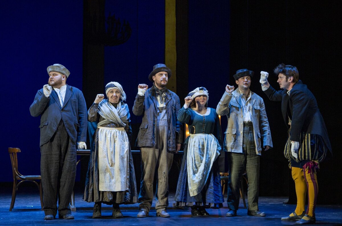 «Рот фронт» вместо «римского салюта». Сцена из спектакля «Укрощение строптивой». Автор фото Елена Лапина