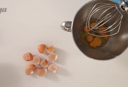 1)Яйца взбить с сахаром до белой пены. Добавить 2 стакана просеянной муки, соду, растопленное остывшее сливочное масло, сметану и тщательно перемешать (лучше миксером).