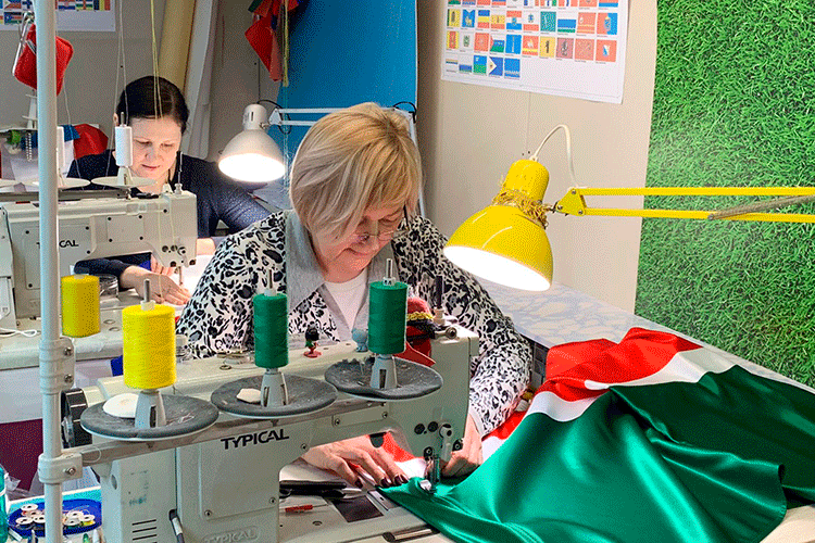 «Производство флагов занимает порядка 50% в обороте компании. Особой популярностью пользуются флаги Татарстана, России, а перед майскими праздниками — Знамя Победы». Фото: предоставлено Андреем Никоновым