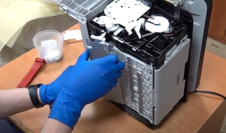 Закручиваем болт и крепим его гайкой