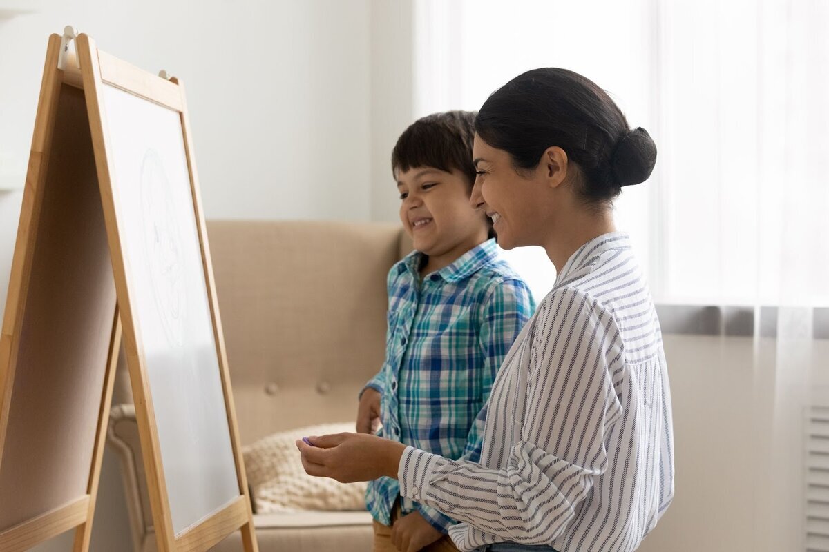 Домашняя школа «интернетурок». Mother taught son. Son teach. Мама с сыном играют в сортер. Mother taught son.