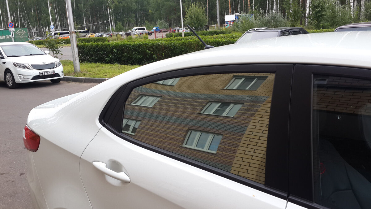 2. Зеркальные – солнцезащитная полимерная пленка, которая имеет отражающую поверхность, бывает разных цветов и оттенков, но часто используют серебристый полимер со светопроницаемостью 15 %(Серебро 15).