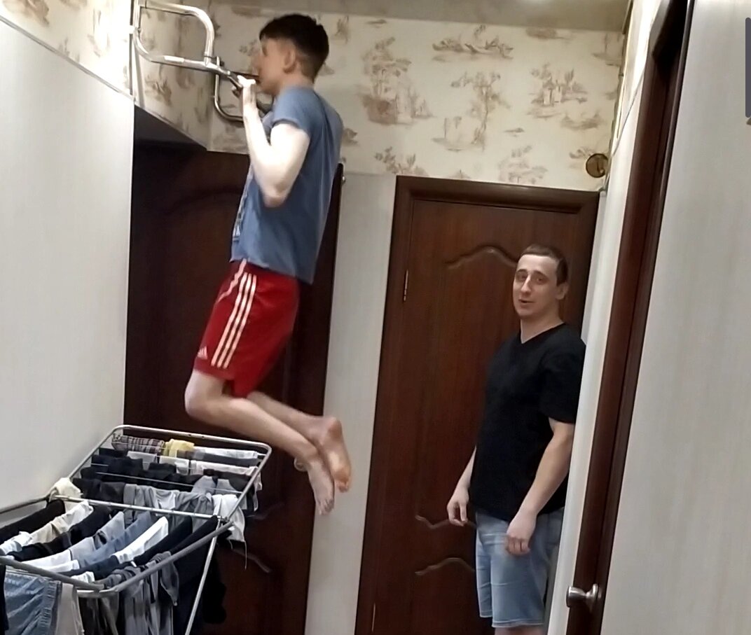 Устроили конкурс, кто больше подтянется 