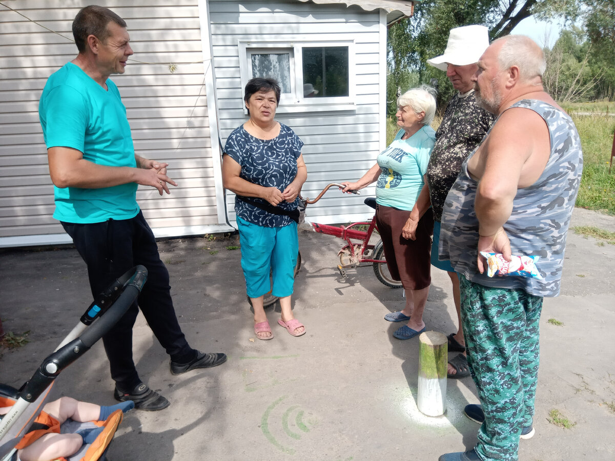 Александр Макаров (крайний слева) с жителями села Ряссы