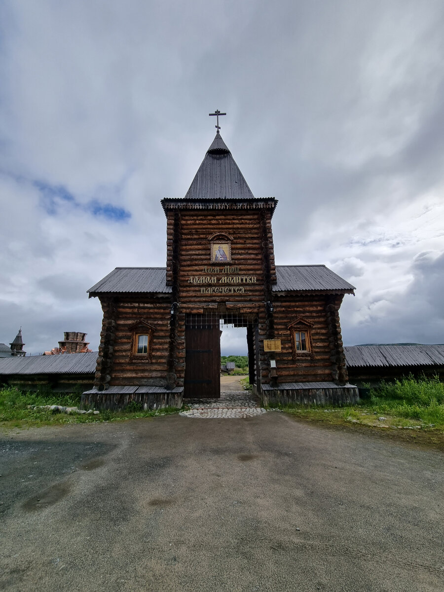 Вход в Свято-Троицкий Трифоновский Печенгский монастырь. Мой дом - домом молитвы наречется.