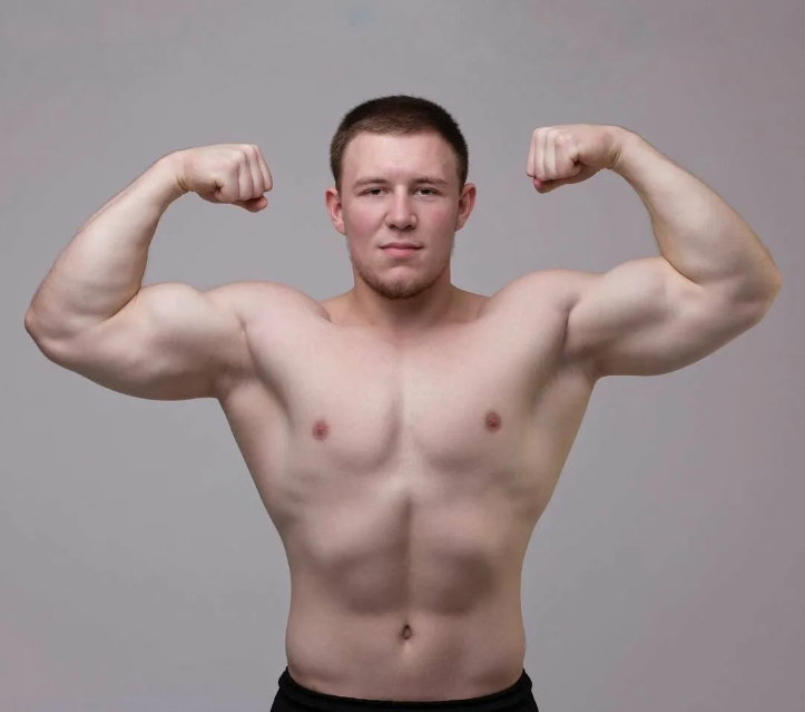 Александр Корягин весит 100-102 кг, рост 1,86 м. При данных параметрах имеет спортивные показатели: