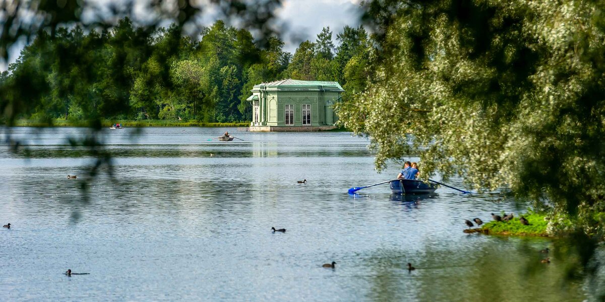    Гости парка могут отправиться на лодочную прогулку по водному лабиринту.Фото: Олег ЗОЛОТО