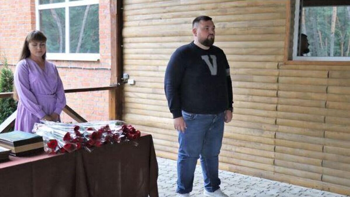    Депутат Рады приехал на праздник в Сумской области в свитере с буквой V© Тростянецкий горсовет