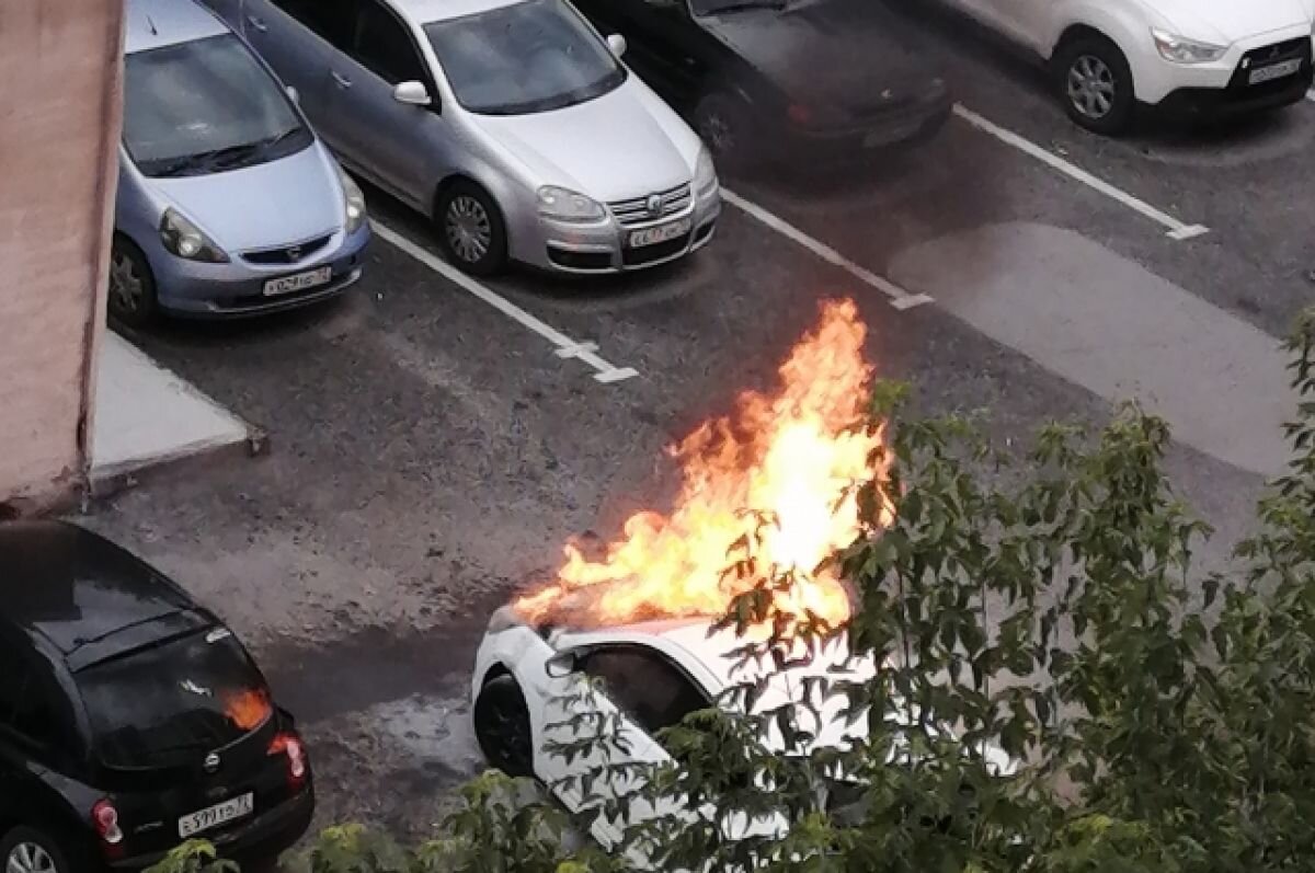    В Тюмени утром сгорел автомобиль из-за взорвавшегося газового баллона