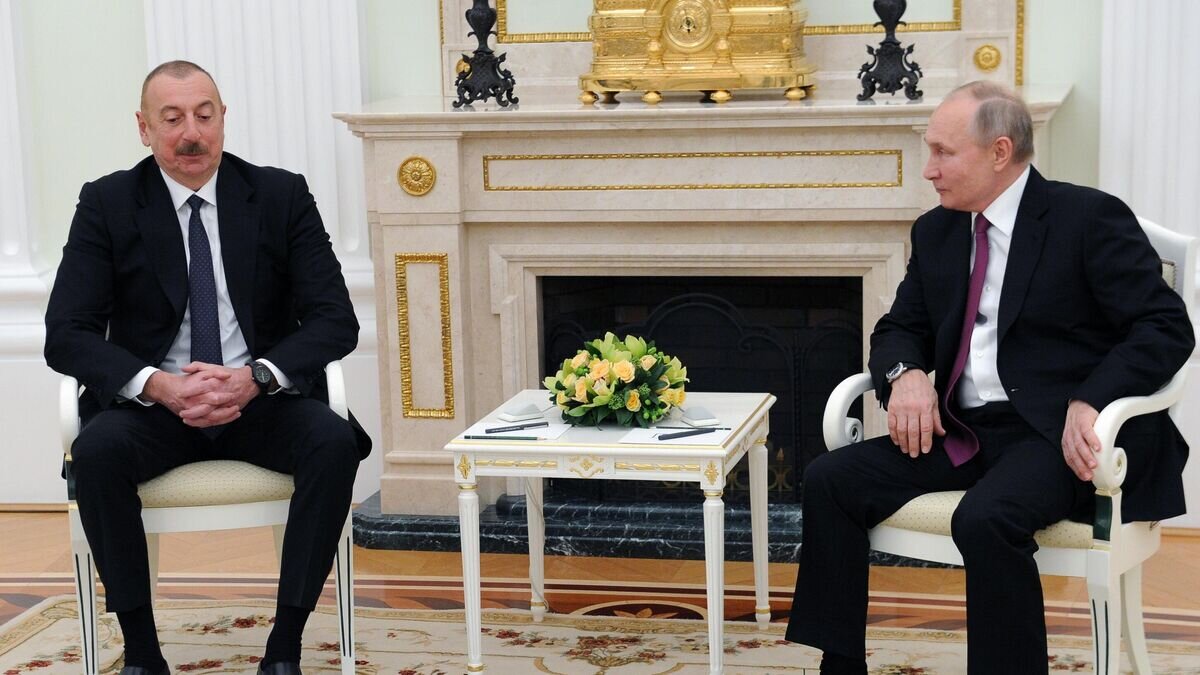    Президент РФ Владимир Путин и президент Азербайджана Ильхам Алиев (слева) во время двусторонней встречи в Кремле© РИА Новости / Михаил Климентьев