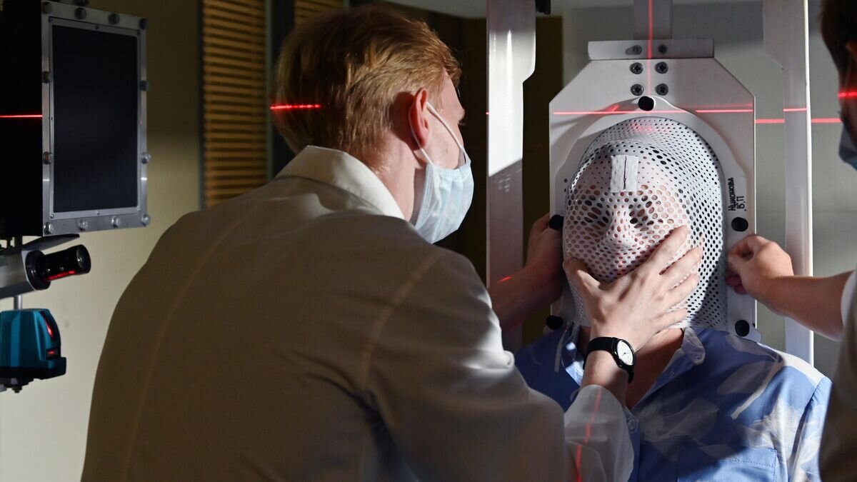    Пациент на сеансе протонной терапии в медицинском радиологическом научном центре им. А. Ф. Цыба© РИА Новости / Сергей Пятаков