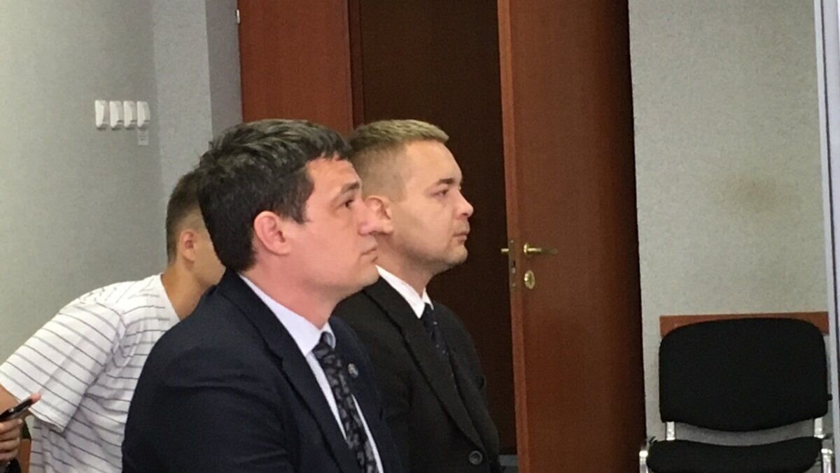    Обвиняемые в избиении DJ Smash экс-депутат заксобрания Пермского края Александр Телепнев и его друг Сергей Ванкевич в суде. 12 июля 2018© Фото : ООО "Сеть городских порталов"/ Сетевое издание "59.ру"