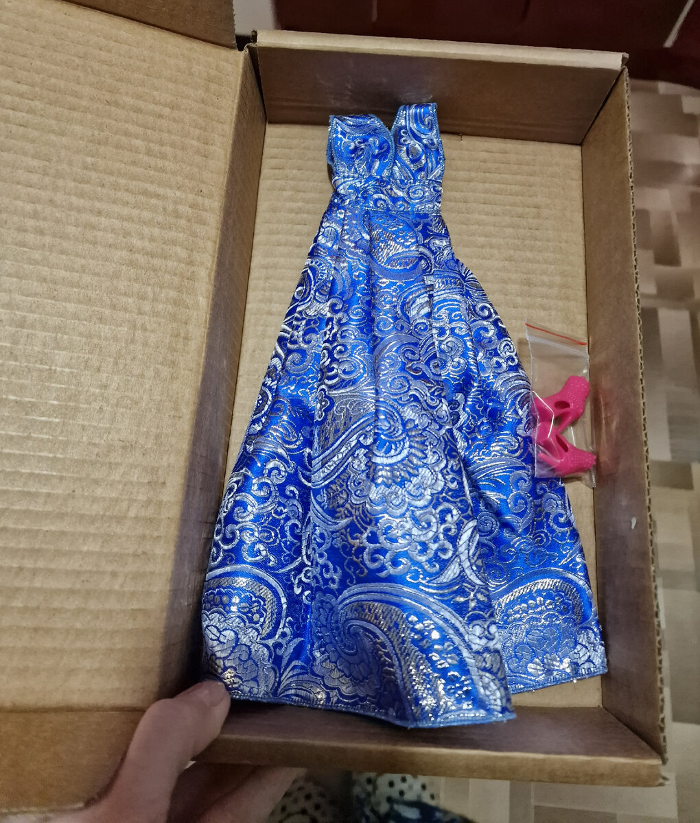 Прислали, еще и туфельки в подарок положили