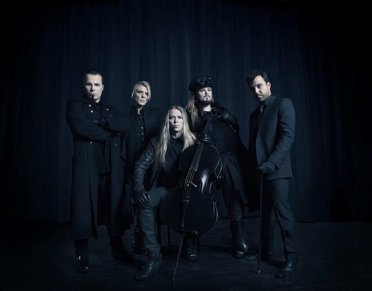 В составе рок - группы Apocalyptica играют Фрэнки Перес (вокал), Эйкка Топпинен (ритм – виолончель, перкуссия), Пааво Лётьёнен (бас – виолончель, бэк – вокал), Пертту Кивилааксо (соло – виолончель) и Микко Сирен (ударные)