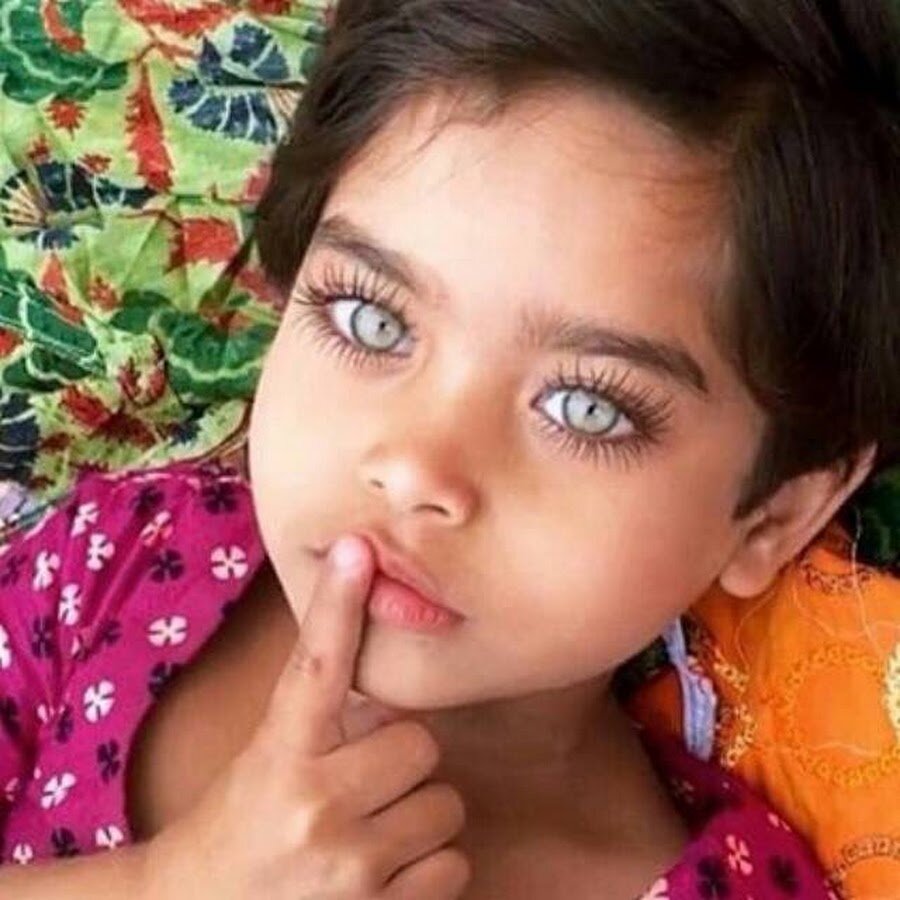 Девочка с необычными глазами