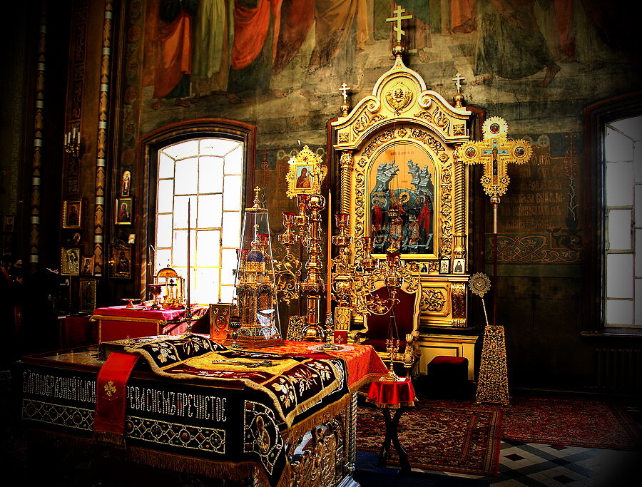 Церковный алтарь с престолом и антиминсом