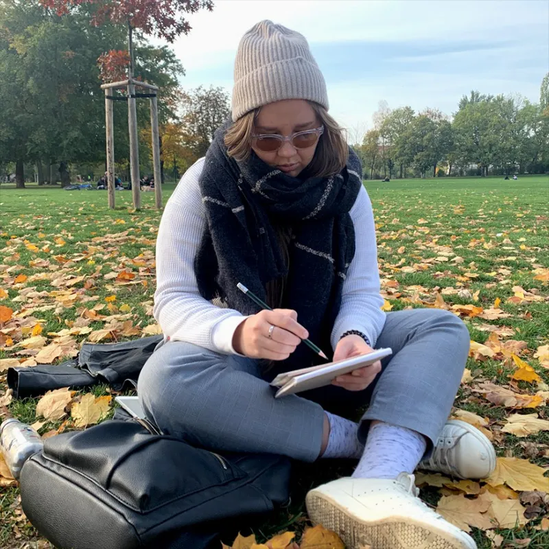  Я в роли немецкого студента. Обычно они готовятся к семинарам прямо на газоне в парке